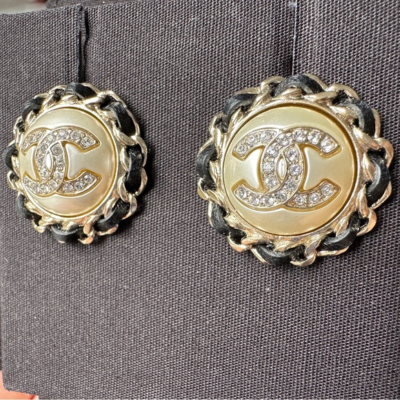 2021K CHANEL GOLD CC LOGO ROUND PEARL AND BLACK LEATHER INTERWOVEN STUD EARRINGS - Picture 7 of 15